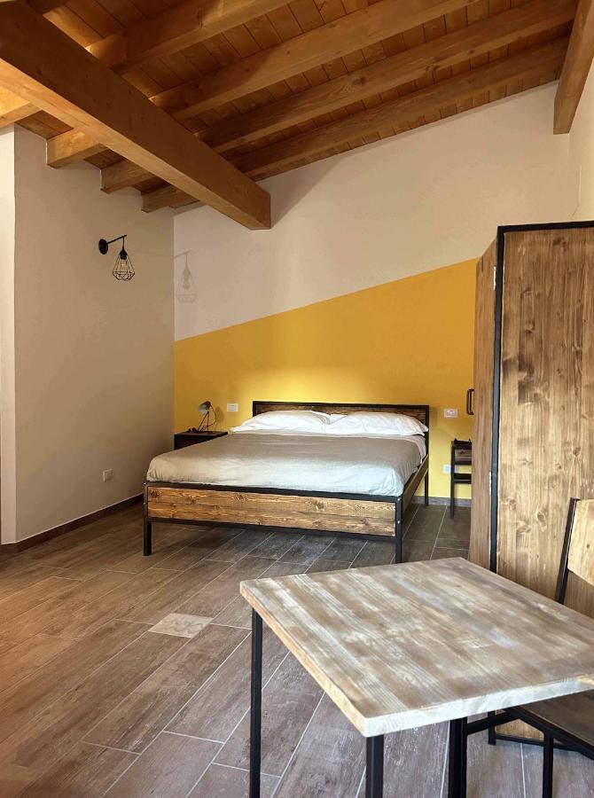 La Volpe Rossa Rooms And Apartments San Felice del Benaco Chambre photo